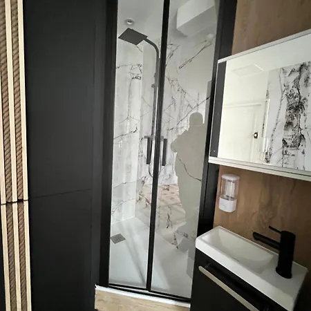 Batignolles, Montmartre 12m2 , Metro 13 Et 14 Paris