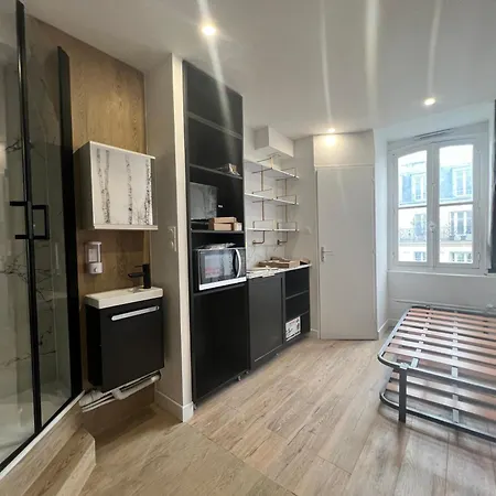 Batignolles, Montmartre 12m2 , Metro 13 Et 14 *