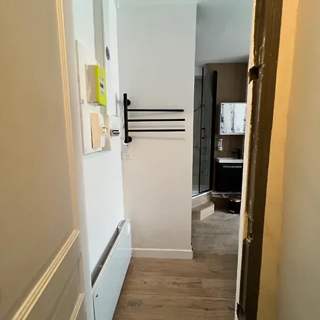 Batignolles, Montmartre 12m2 , Metro 13 Et 14 Paris