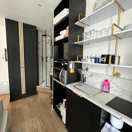Batignolles, Montmartre 12m2 , Metro 13 Et 14 Paris