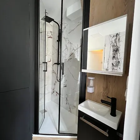 Batignolles, Montmartre 12m2 , Metro 13 Et 14 * Paříž