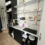 Batignolles, Montmartre 12m2 , Metro 13 Et 14 Daire *