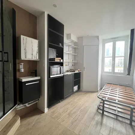 Batignolles, Montmartre 12m2 , Metro 13 Et 14 Paříž