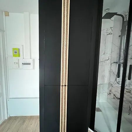 Batignolles, Montmartre 12m2 , Metro 13 Et 14