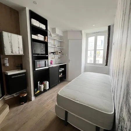 Batignolles, Montmartre 12m2 , Metro 13 Et 14 Apartman Párizs