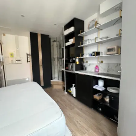 Batignolles, Montmartre 12m2 , Metro 13 Et 14 Paříž