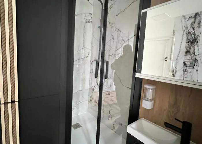 Batignolles, Montmartre 12m2 , Metro 13 Et 14 Paříž