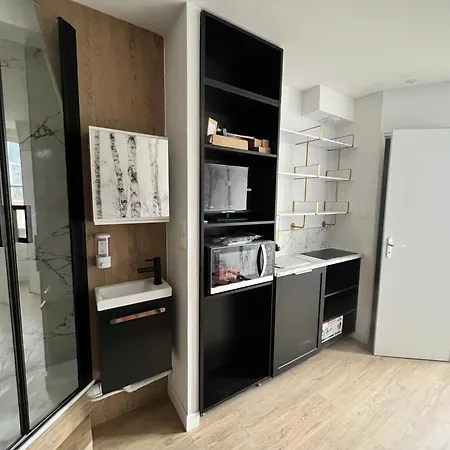 Appartement Batignolles, Montmartre 12m2 , Metro 13 Et 14 *