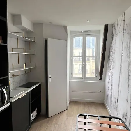 Batignolles, Montmartre 12m2 , Metro 13 Et 14 Paris