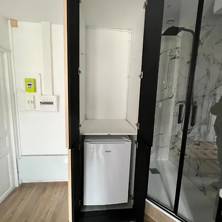 Appartement Batignolles, Montmartre 12m2 , Metro 13 Et 14