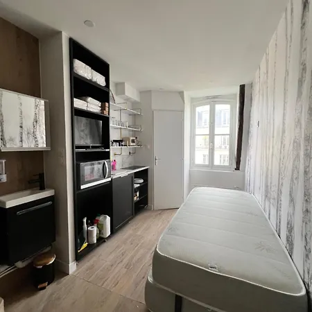 Batignolles, Montmartre 12m2 , Metro 13 Et 14
