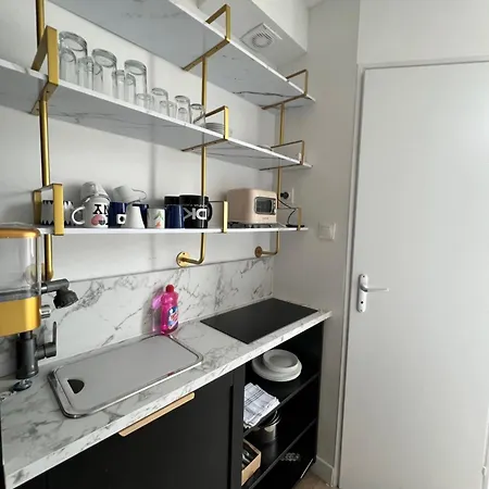 Batignolles, Montmartre 12m2 , Metro 13 Et 14