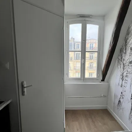 Appartement Batignolles, Montmartre 12m2 , Metro 13 Et 14
