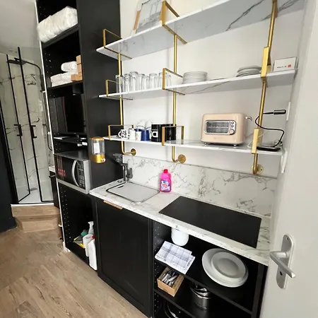 Batignolles, Montmartre 12m2 , Metro 13 Et 14 Appartement *