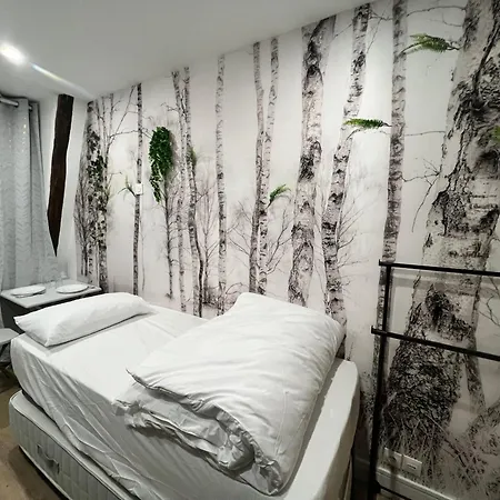 Batignolles, Montmartre 12m2 , Metro 13 Et 14 *